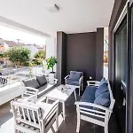 Isabela Prague With Front *