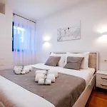 Isabela Prague With Front