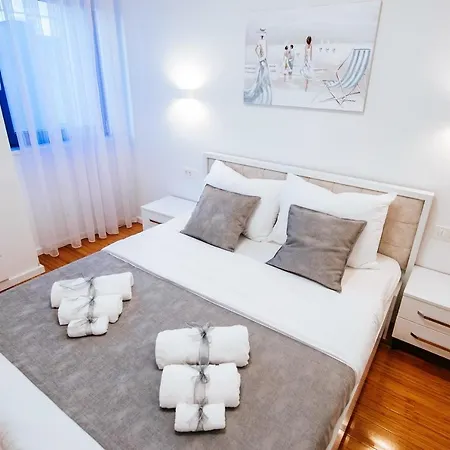 Isabela Prague With Front Apartment
