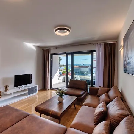Isabela Prague With Front Apartment