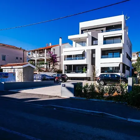 Isabela Prague With Front Zára