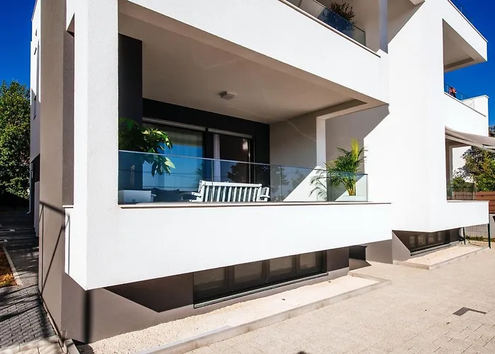 Isabela Prague With Front *