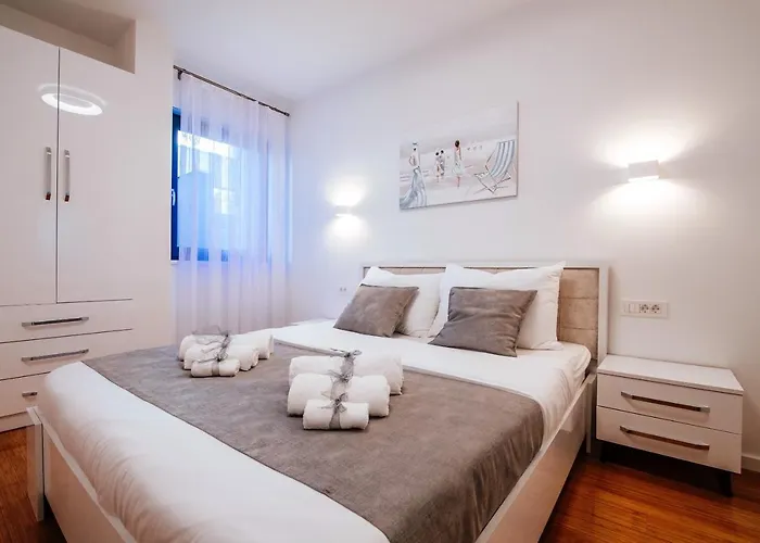 Isabela Prague With Front