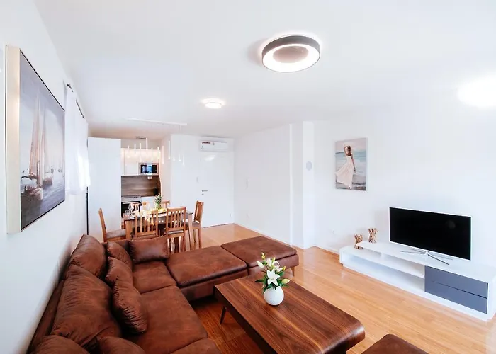 Isabela Prague With Front Zára